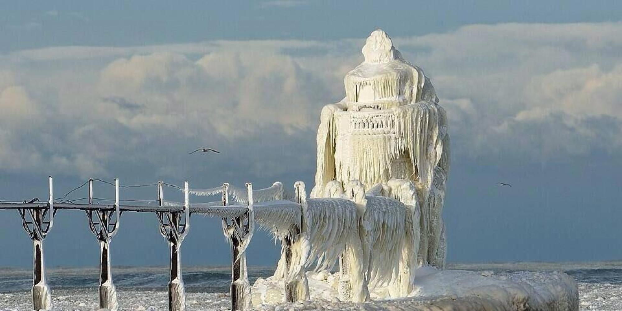 Stunning Photo Of Frozen Lake Michigan Lighthouse Goes Viral But All