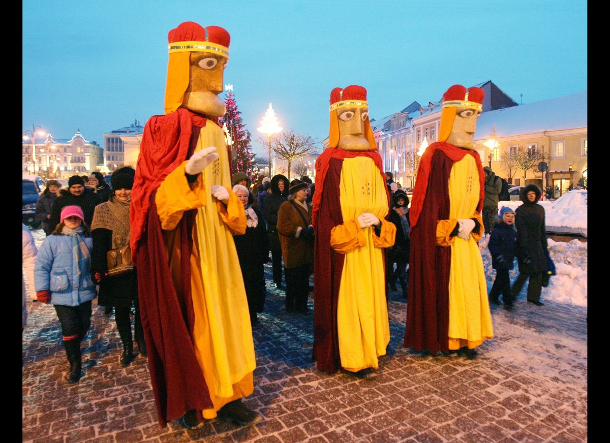 Three Kings Day Celebration History And Traditions Behind El Día De Los Reyes Huffpost 