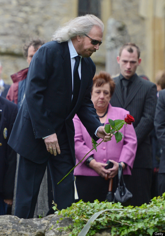 Funeral de Robin Gibb Barry, la familia y los fans dan último adiós al integrante de Bee Gees Funeral de Robin Gibb Barry, la familia y los fans dan último adiós al integrante de Bee Gees