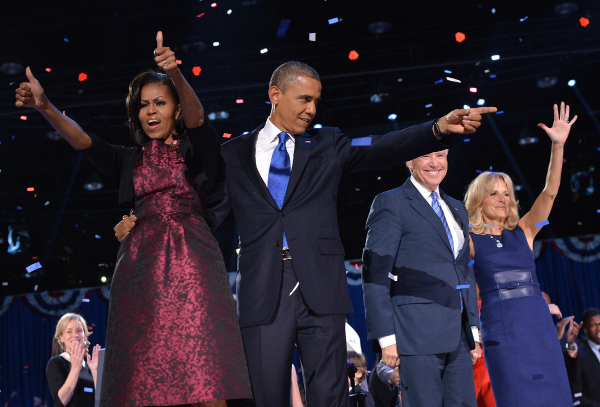 US President Barack Obama points at supporters as First Lady Michelle Obama gives the thumbs-up, flanked by Vice-President Jo