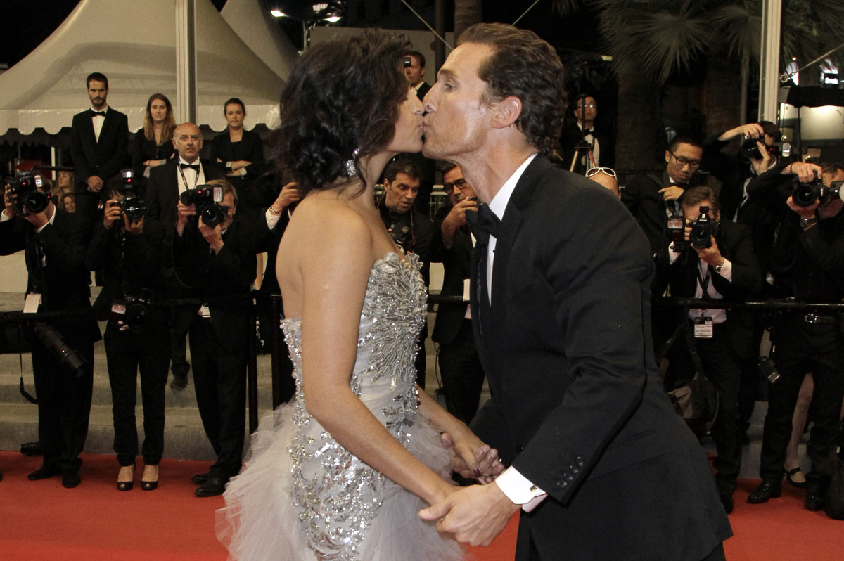 Awkward Kisses The Most Uncomfortable Celeb Smooches Of The Year