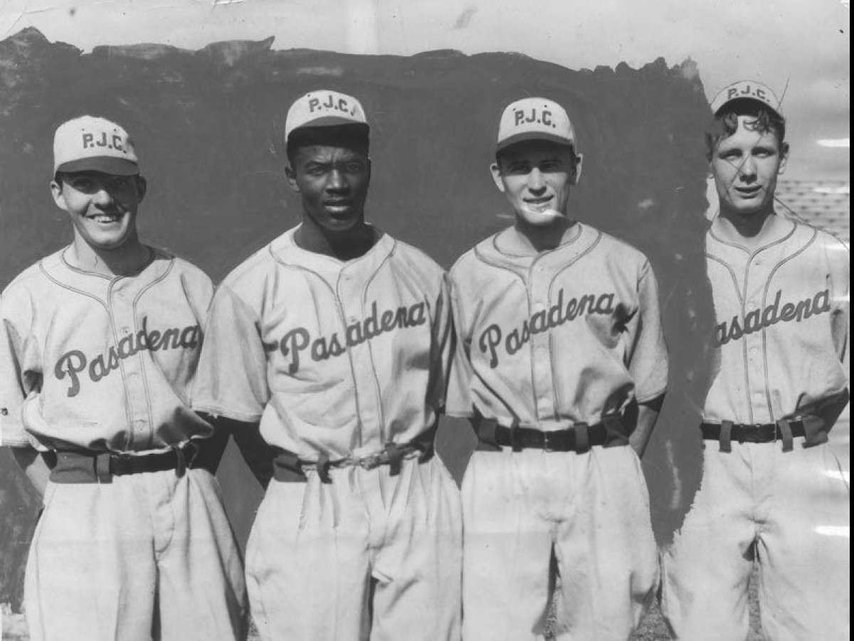 This Day In History Jackie Robinson Breaks The Color Barrier In Major