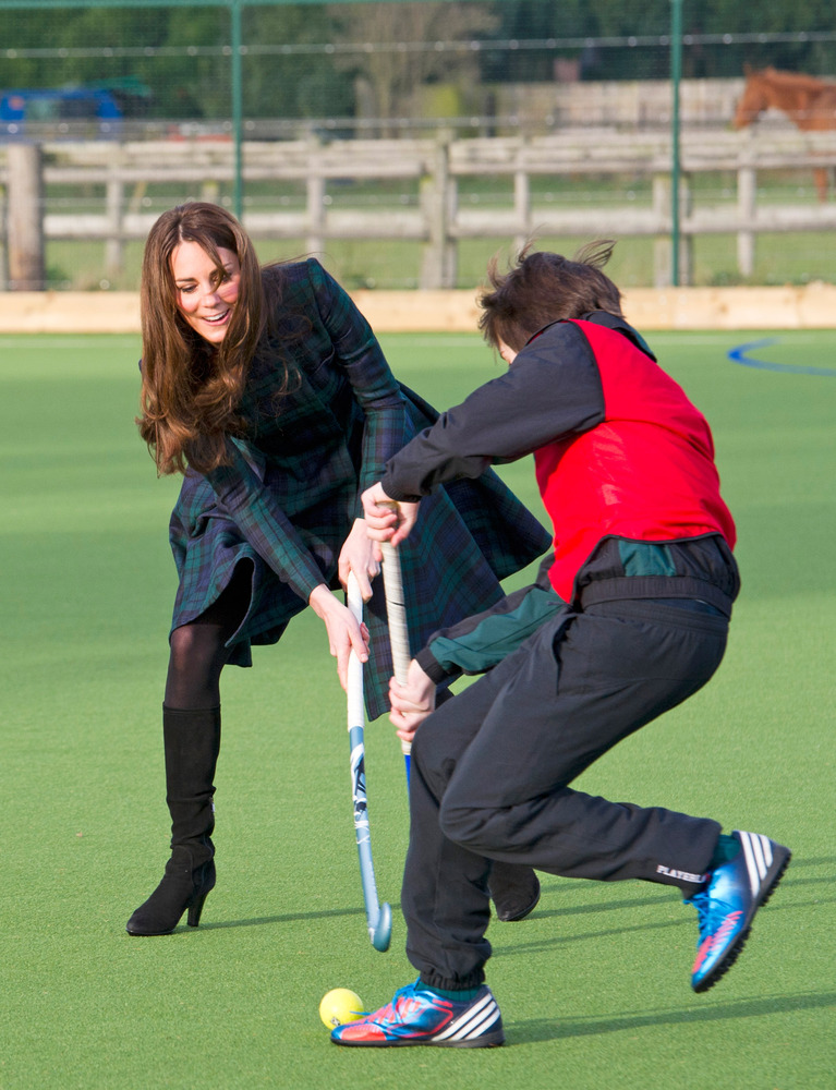 Kate Middleton Is School-Ready In Pleated Skirt (PHOTOS) | HuffPost