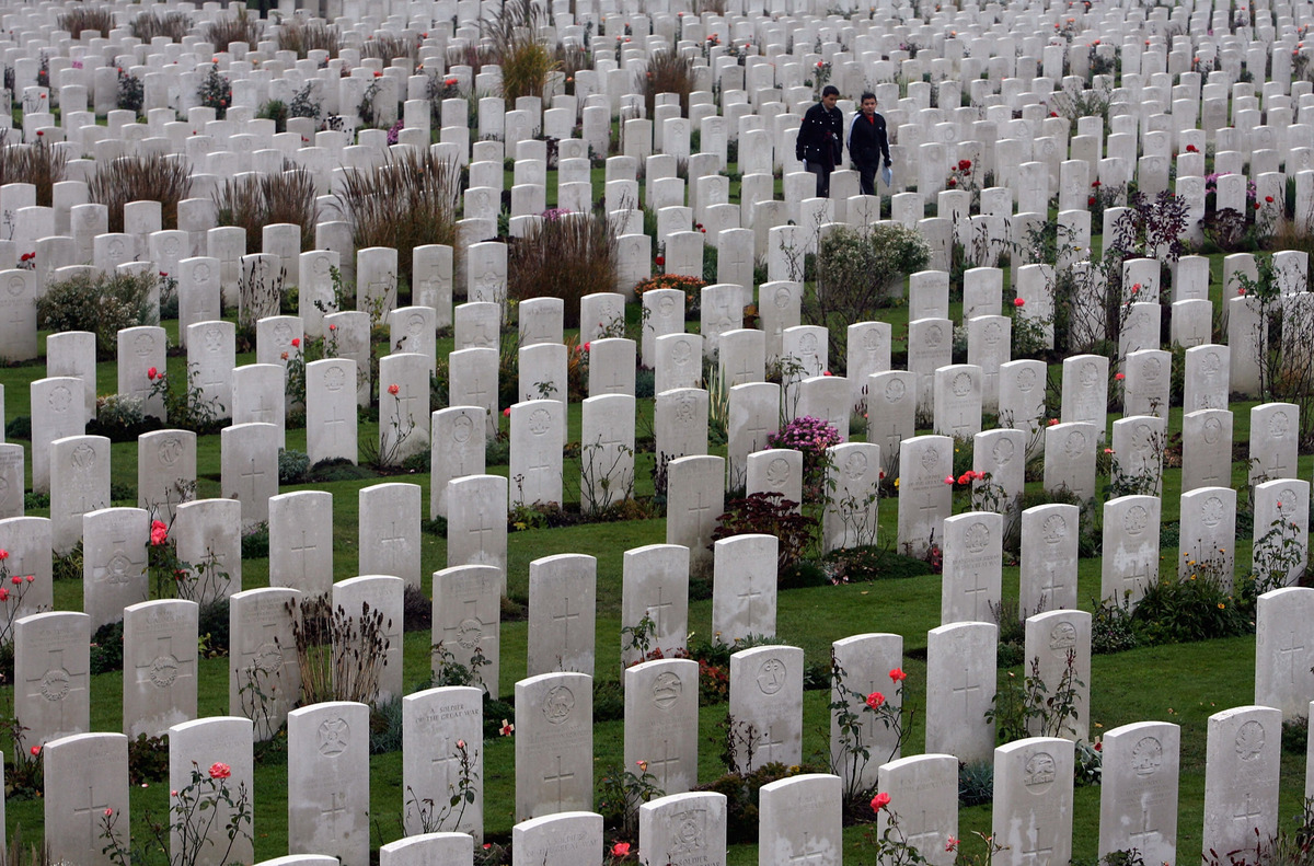 Historical Gas Mask Photos From WWII Britain Show Life During Wartime