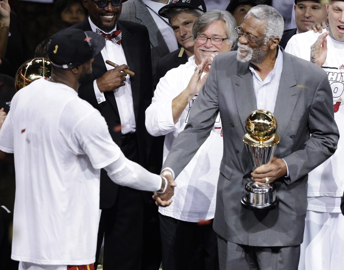 Bill Russell Yawns During Game 7, Stick Around To Present NBA Finals ...