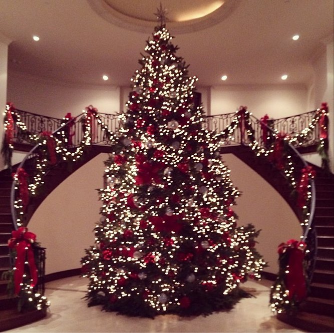 26 celebrity christmas trees that are more glam than yours huffpost - Celebrities Christmas Decorated Homes 26 celebrity christmas trees that are more glam than yours huffpost - Celebrities Christmas Decorated Homes