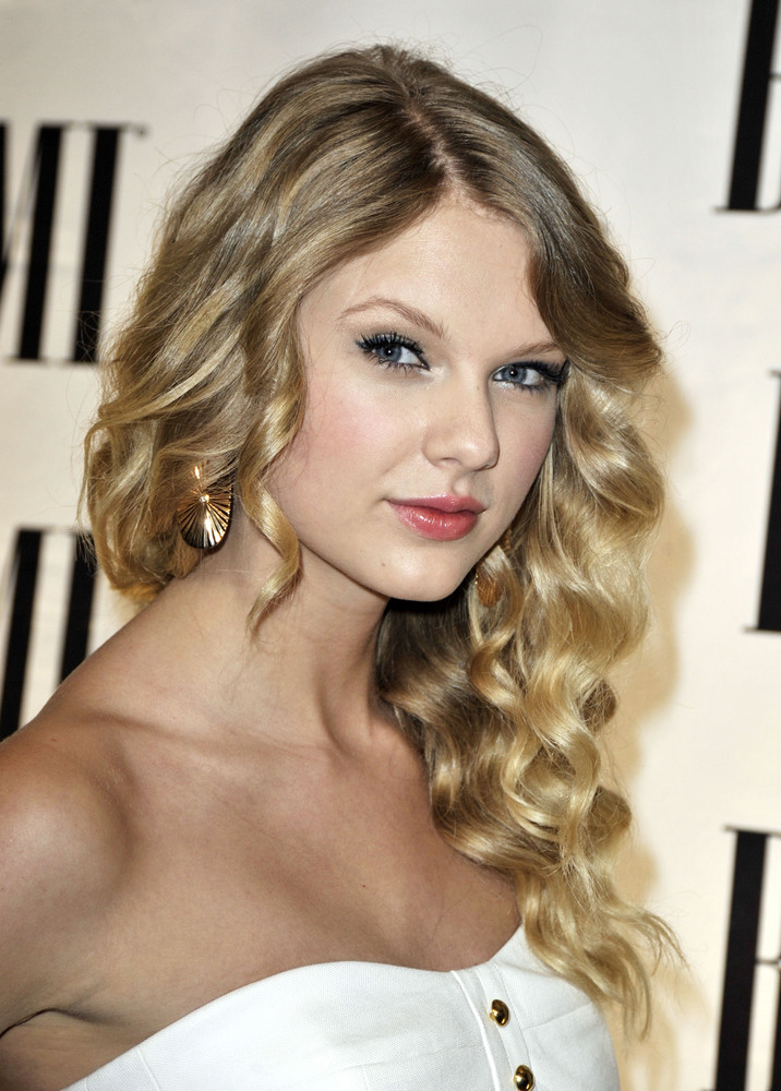 Taylor Swift's Hair Has Really Transformed Over The Years | HuffPost