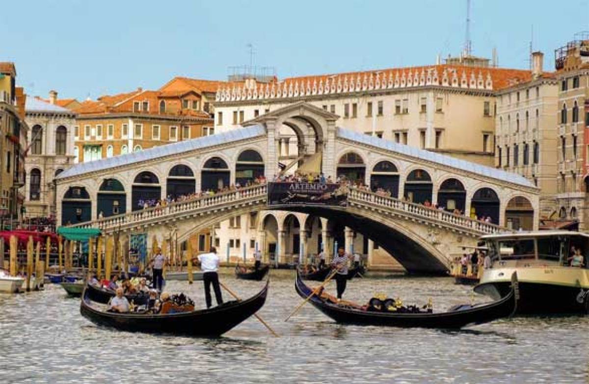 <a href="http://www.italylogue.com" target="_hplink">The Venice that started the whole "The Venice of..." craze</a>, it's eas