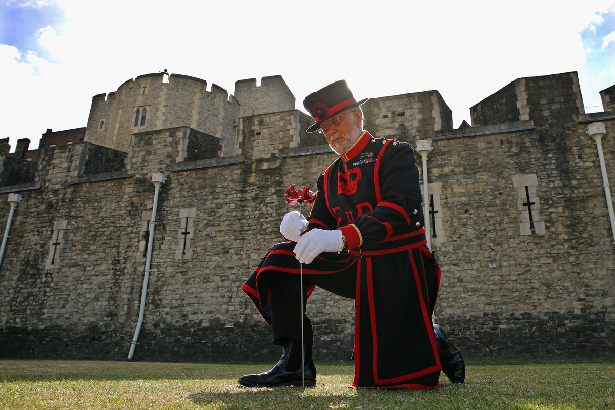 The tower of london legend. Тауэр бифитеры. Бифитеры в Лондоне. Tower of London Beefeaters. Yeoman Warders.