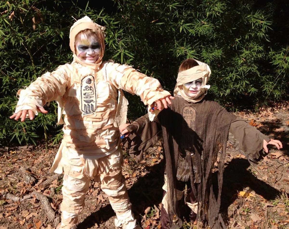 Halloween Costumes For Siblings That Are Cute, Creepy And Supremely