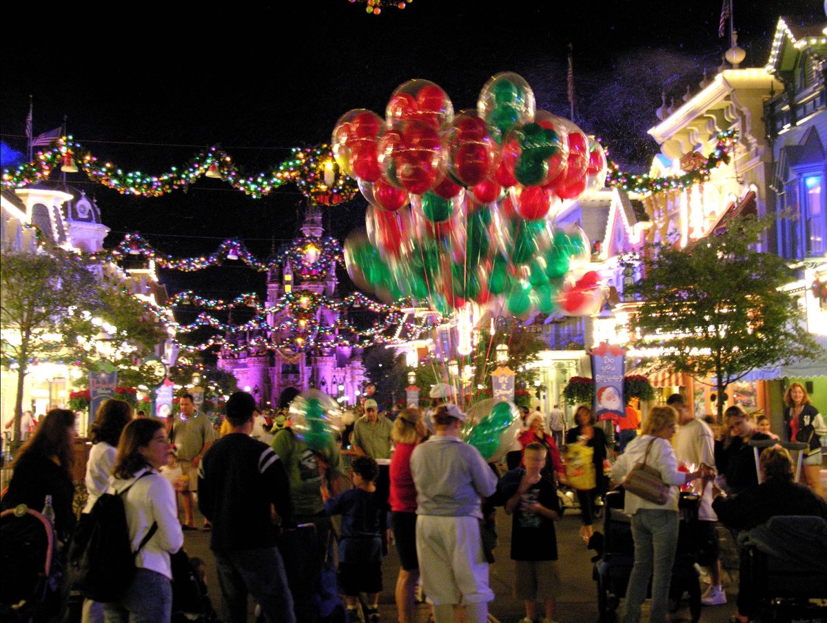 How To Do Disney At Christmas Time | HuffPost