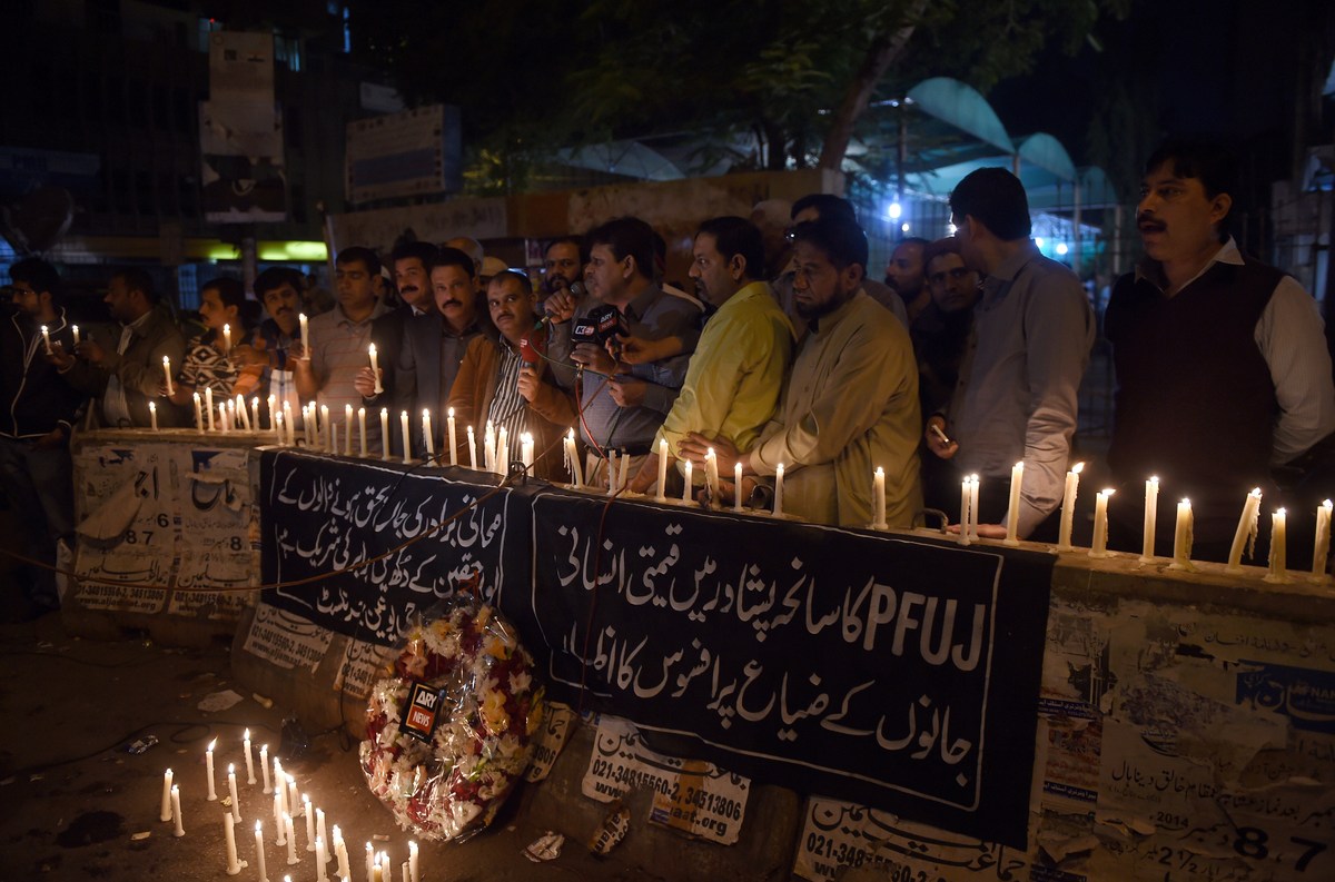 Gunmen Attack Shi'ite Mosque In Peshawar, Pakistan | HuffPost