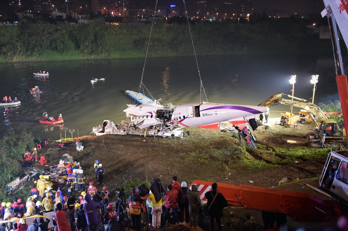 Video Astonishing Dashcam Footage Captures Taiwan Plane Crash HuffPost