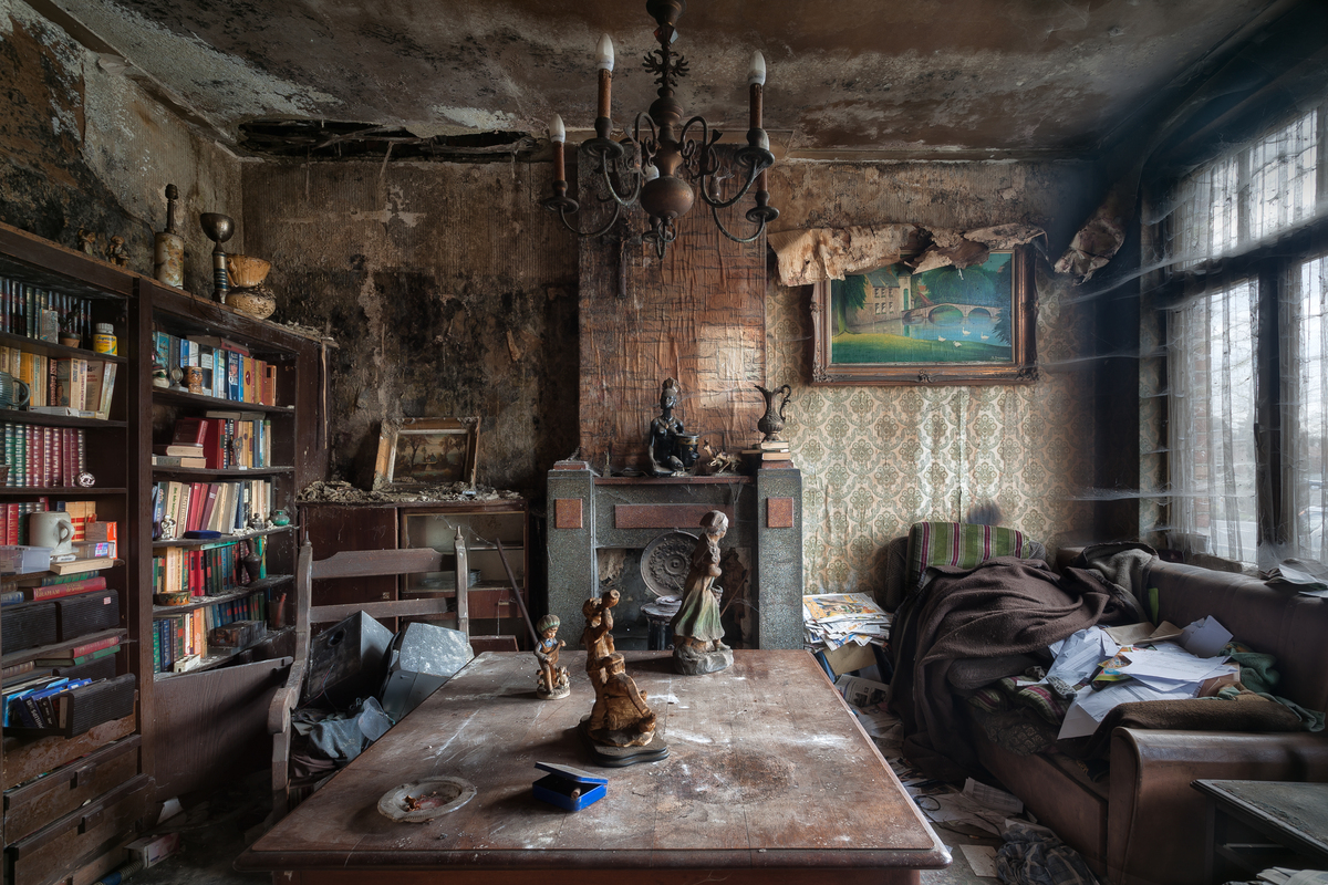 abandon house living room