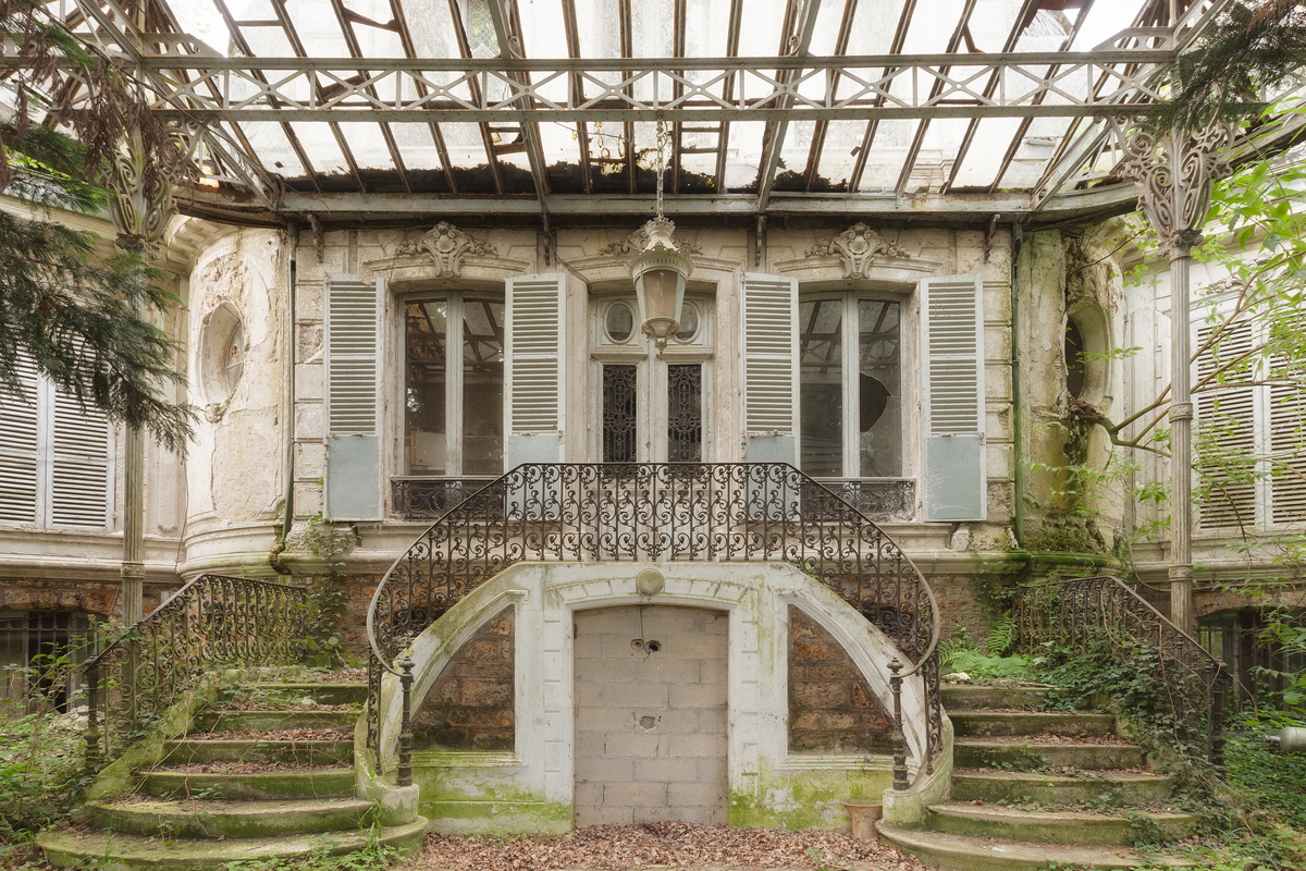Stunning Abandoned Homes Are Surprisingly Full Of Life