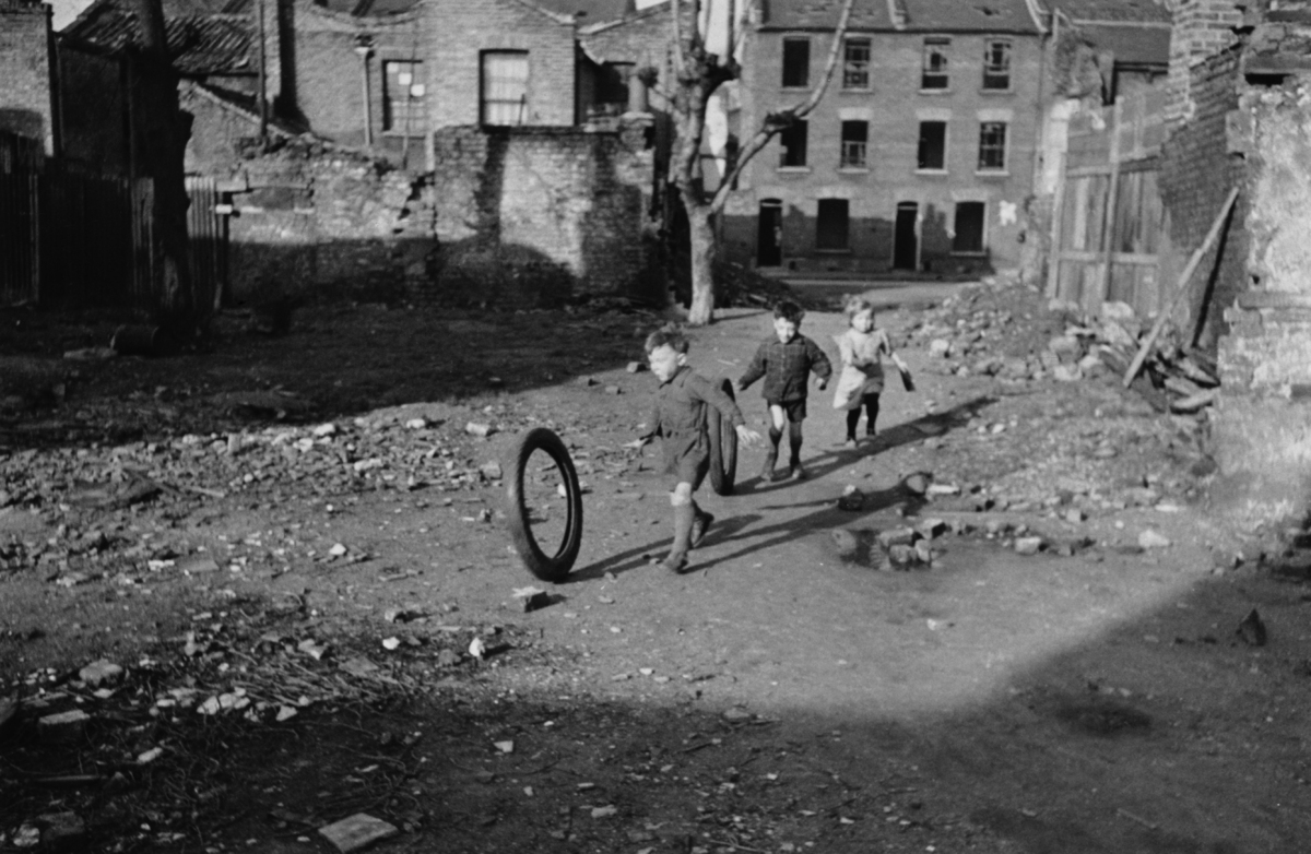 17 Haunting Historical Photos Of Children At Play During 