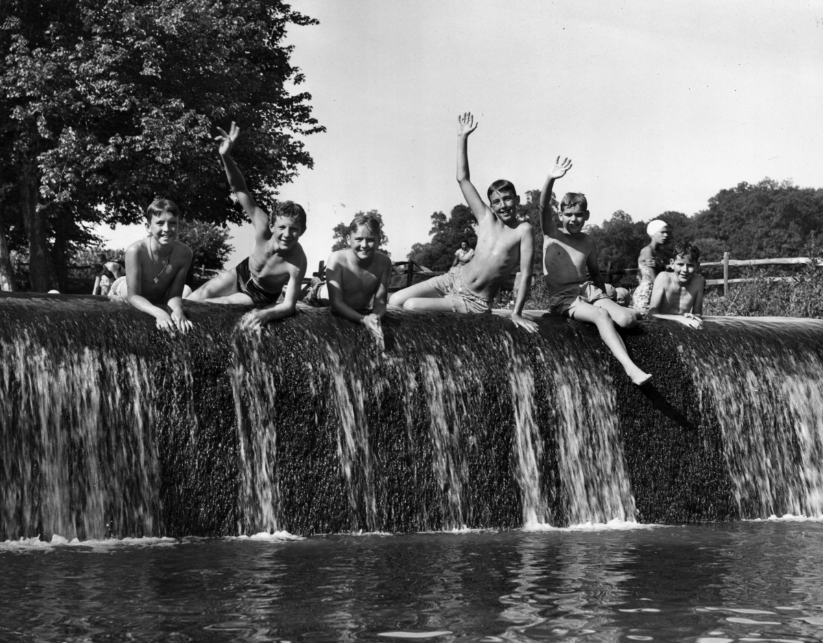 23 Vintage Photos That Show What Summer Fun Looked Like Before The 