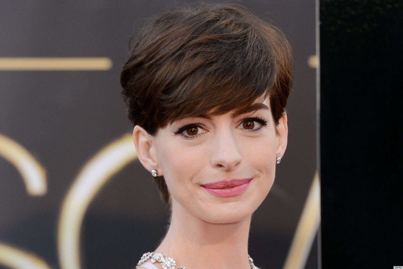 Anne Hathaway Nipples On The Oscars Red Carpet Are Super Distract