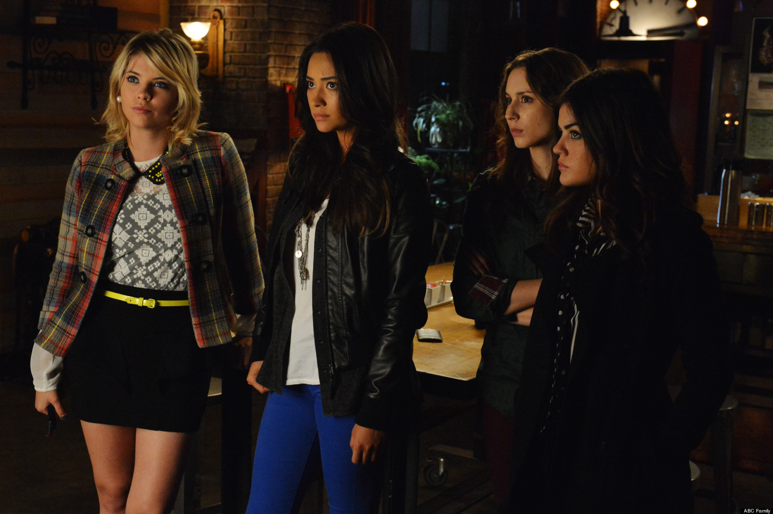 Pretty Little Liars Recap Team Sparia Is Back And So Is Ezras Mom Huffpost