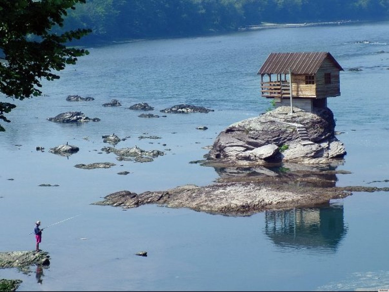 Winziges Haus am Fluss Drina