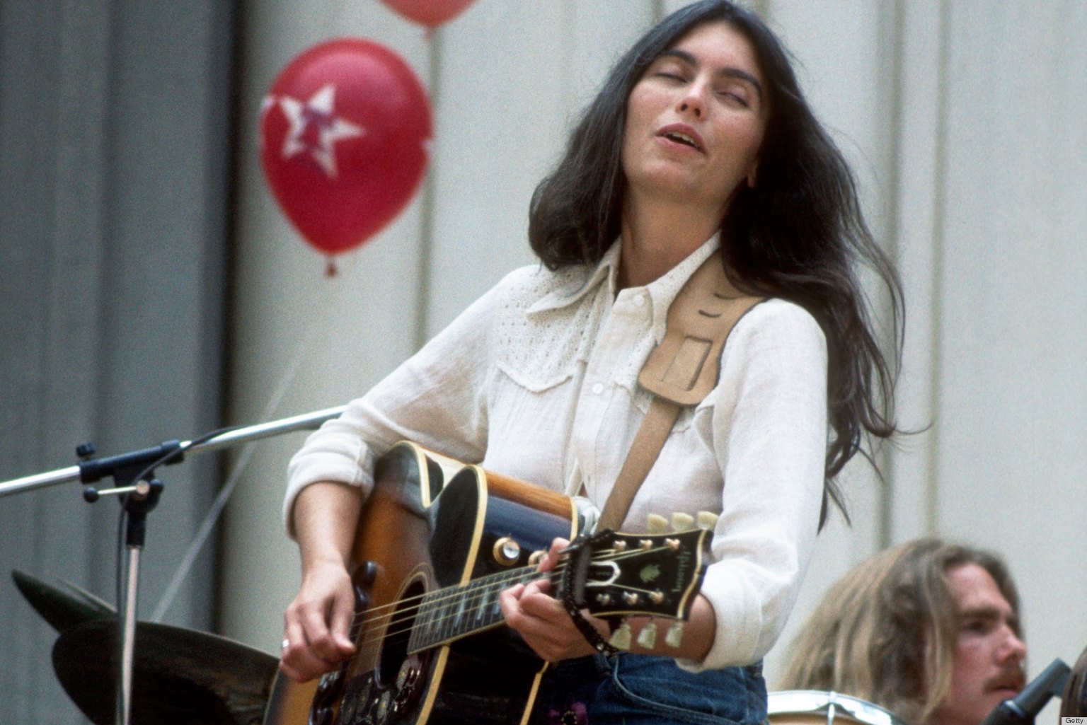 Emmylou Harris' Bohemian Look Has Never Gone Out Of Style (PHOTOS