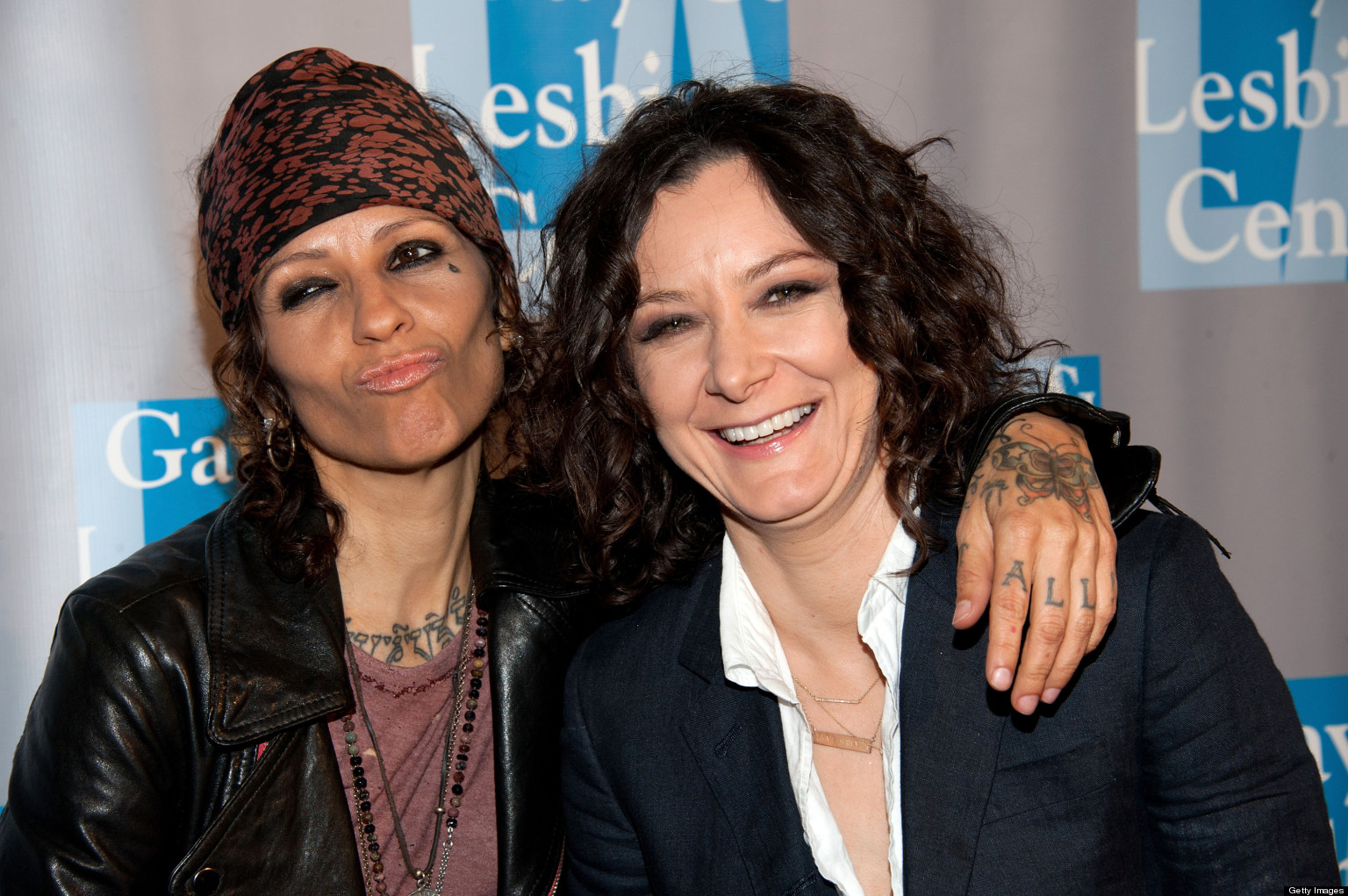 from Darwin sara gilbert dating linda perry photo porn family pussy