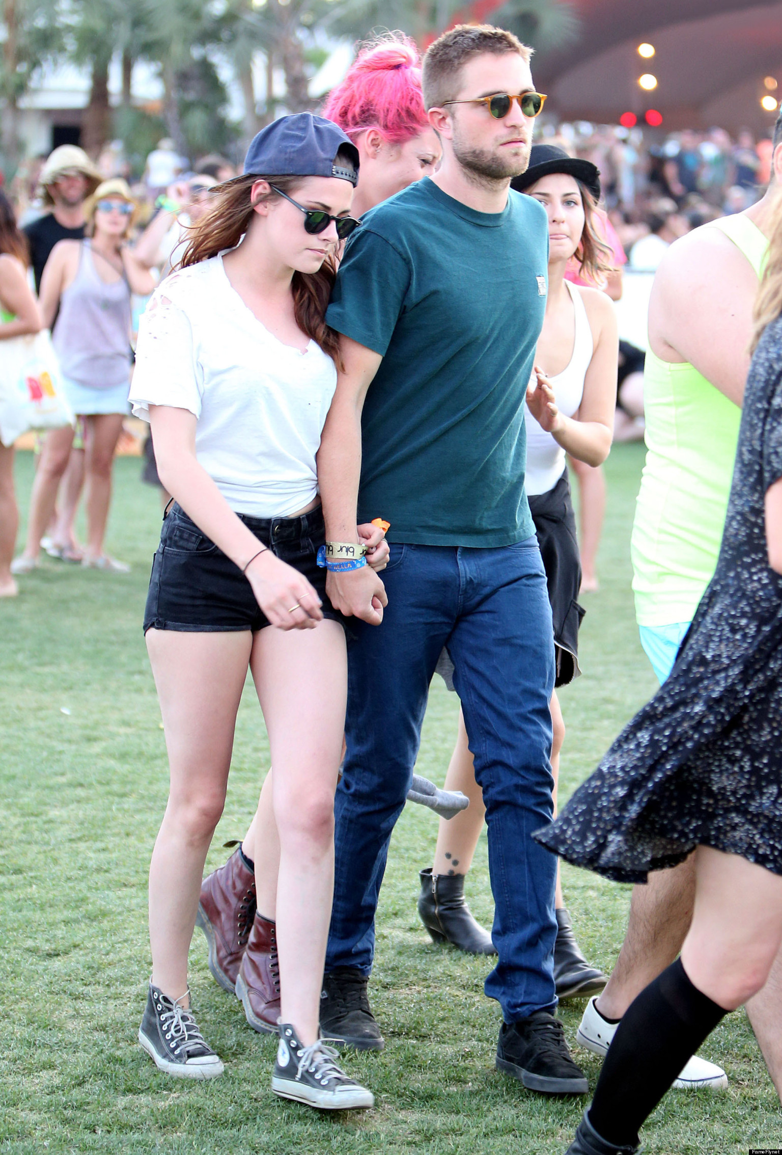 Kristen Stewart, Robert Pattinson Hold Hands At Coachella ...