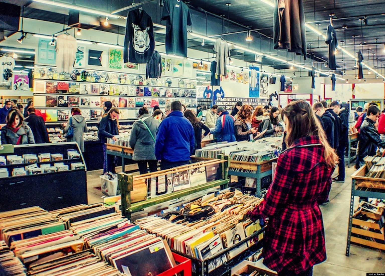 record-store-day-2013-in-chicago-vinyl-fans-crowd-into-city-shops