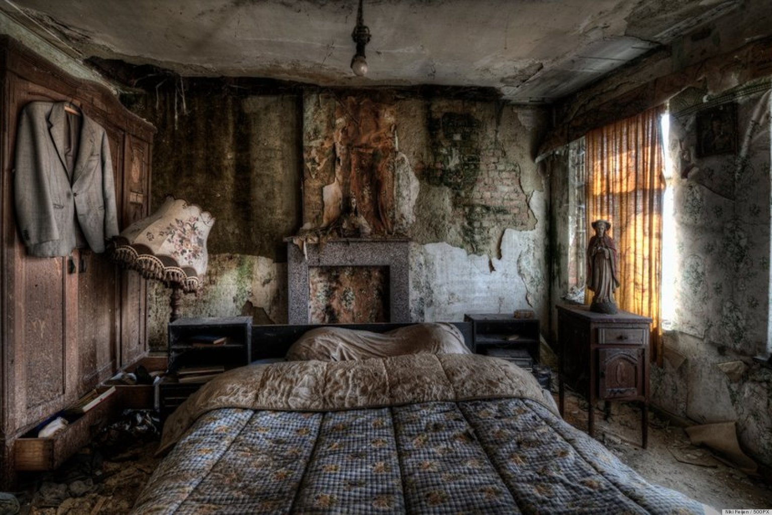 Stunning Pics Of An Abandoned Farmhouse Where The Bed Is 