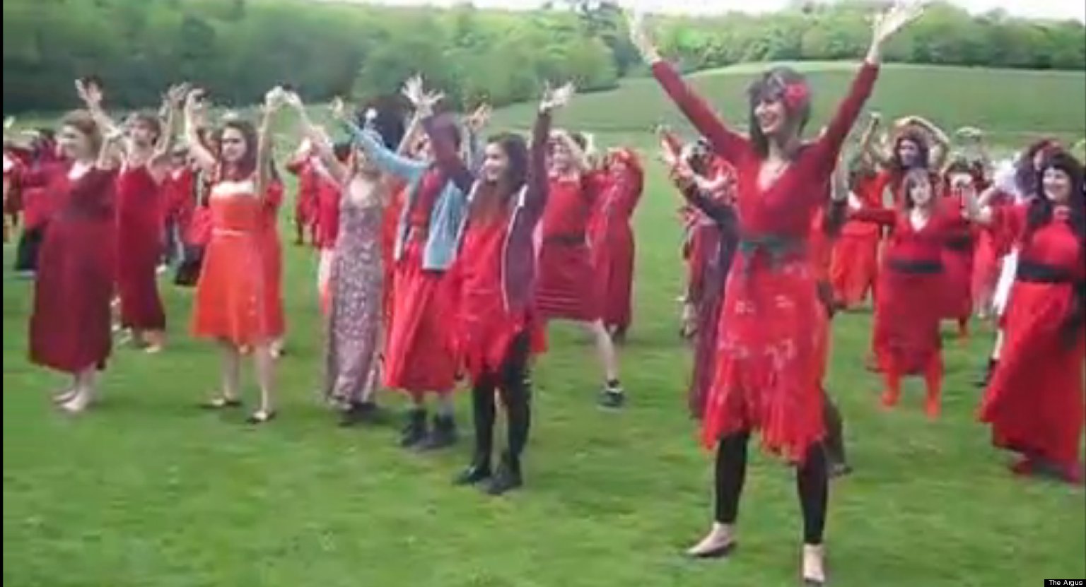 Kate Bush ‘Wuthering Heights’ Reenactment: 300 Lookalikes Gather To