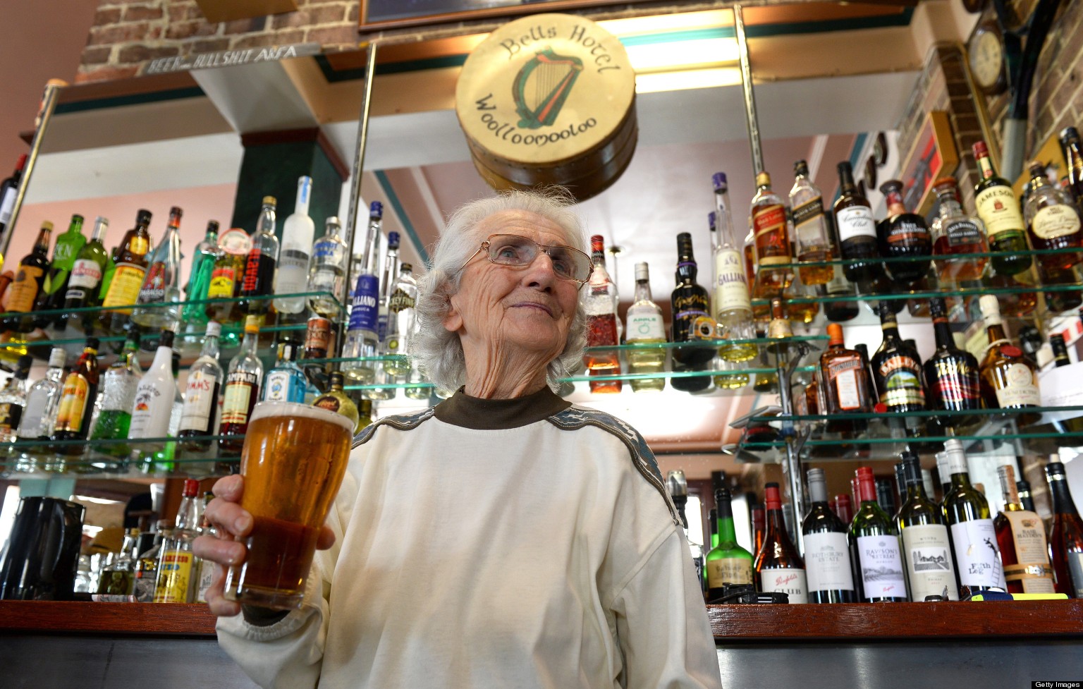 Lil Miles, Sydney's Oldest Barmaid, Still Serving Beers At 91 (PHOTOS ...