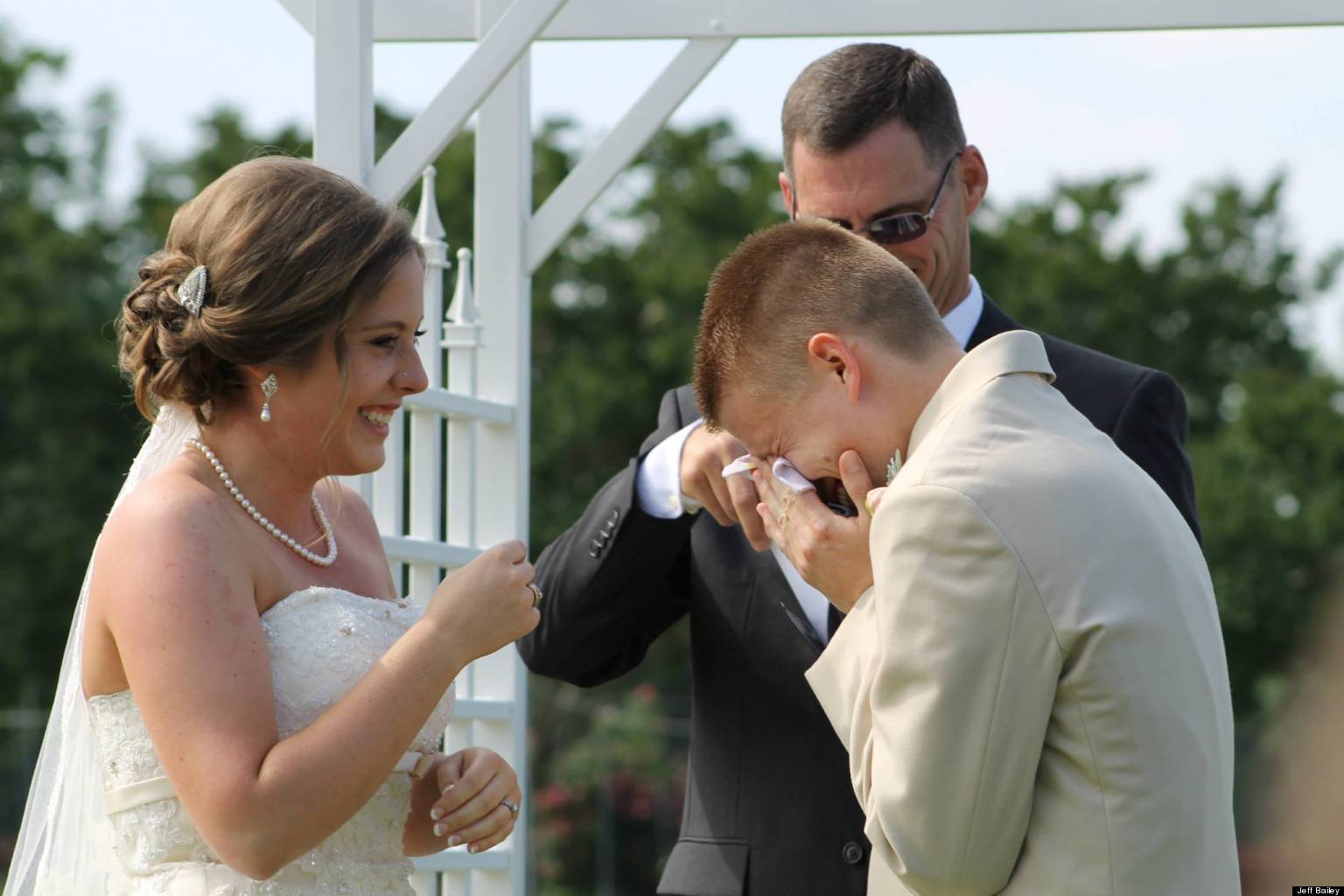 Cute Wedding Photo Of Crying Groom Will Make Your Day Huffpost