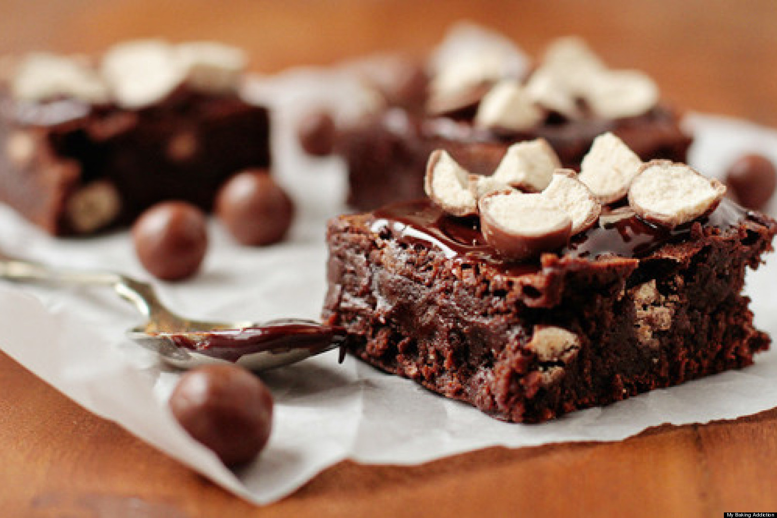 Пирожное в шоколаде. Американский десерт Брауни. Шоколадное пирожное Брауни. Торт Брауни шоколадный. Брауни с шоколадом.