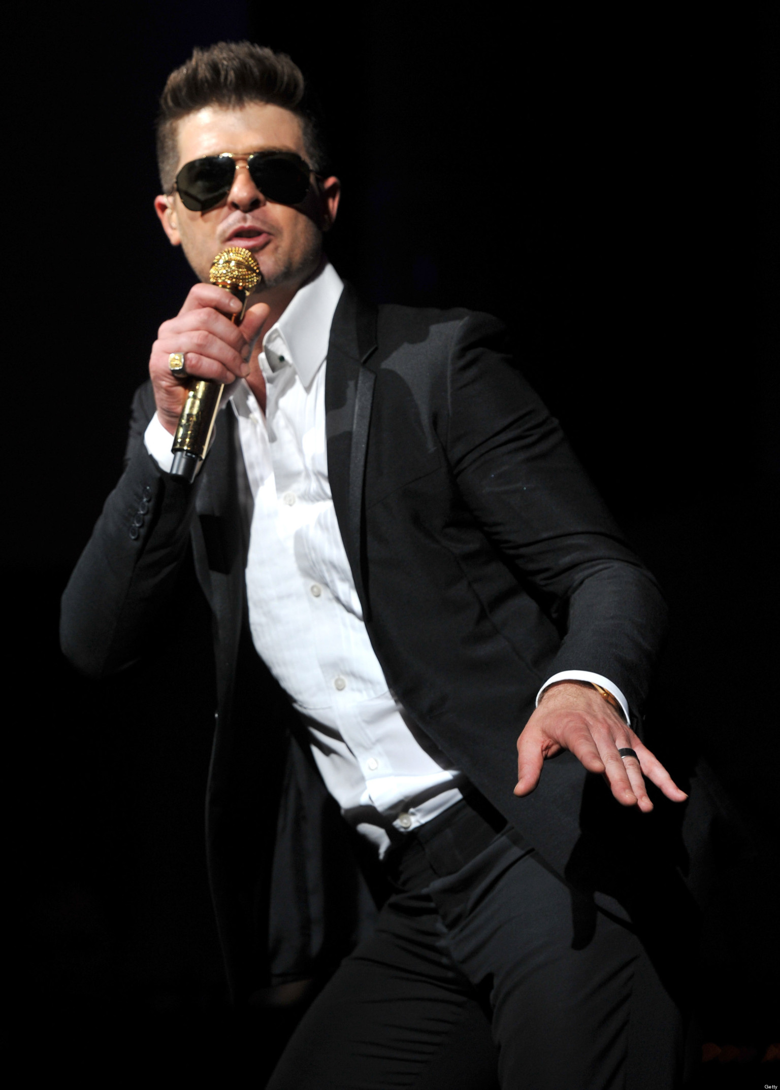 Robin Thicke's 'Blurred Lines' Hits No. 1 On Hot 100 | HuffPost