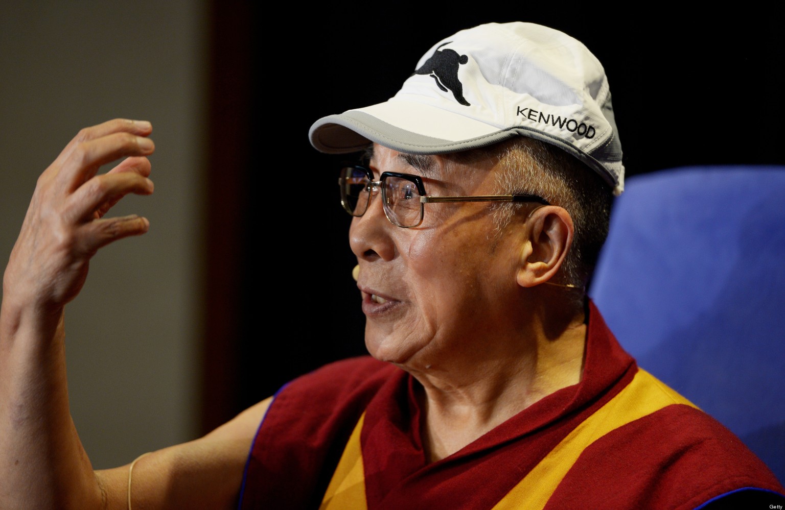 Далай-лама и девушка. Дама лама. Далай лама показывает язык. Далай-лама xiv. Тензин пунцок ринпоче.