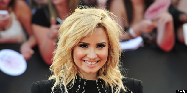 Demi Lovato Wears Stunning Lbd On The Red Carpet Photos Huffpost