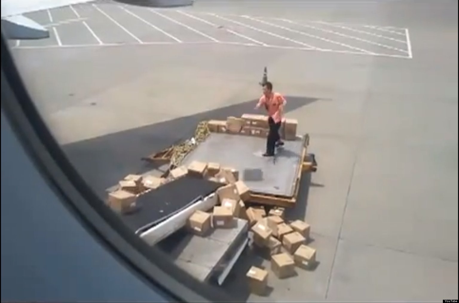 o-CHINA-AIR-FREIGHT-WORKER-THROWS-BOXES-