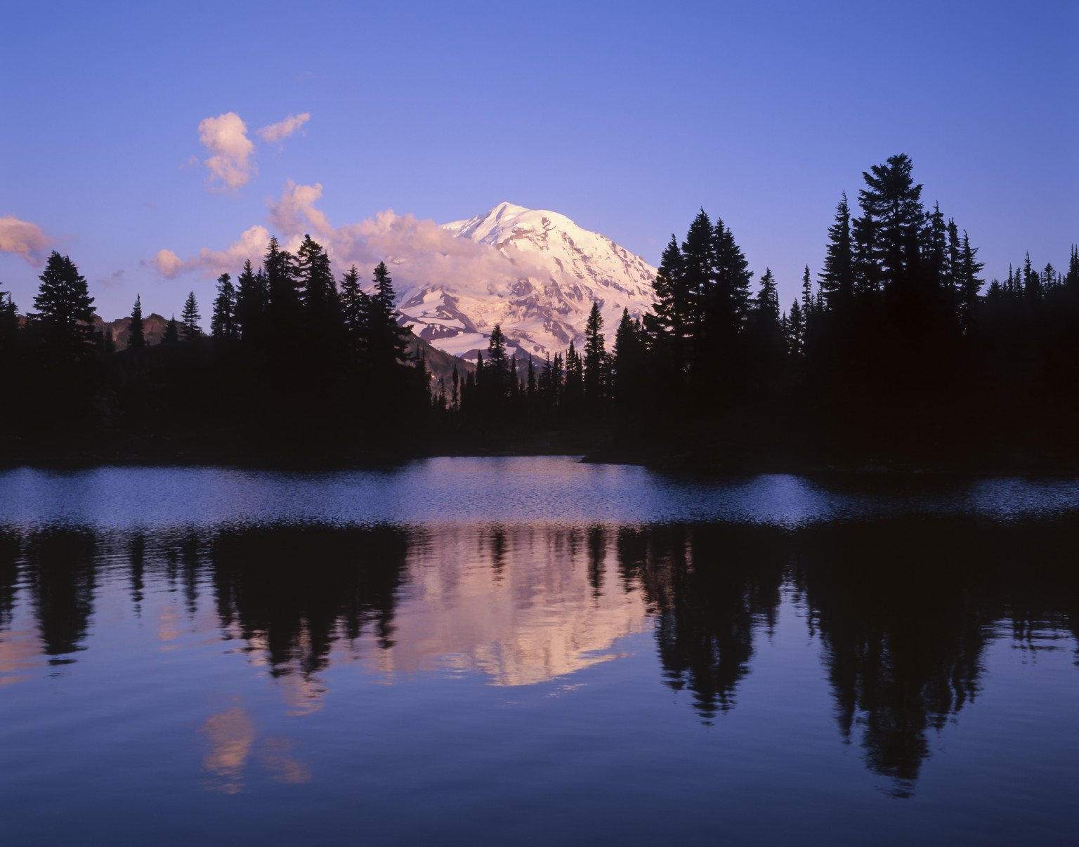 Mount Rainier Reflected in Tipsoo Lake, Washington загрузить