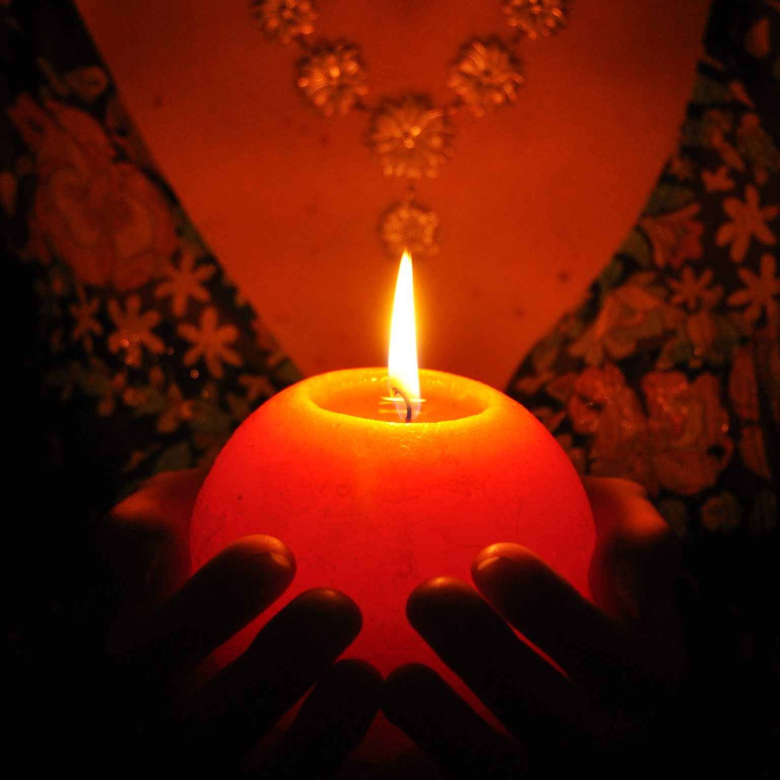 Магия свечей ритуалы. Ритуальные свечи. Ритуалы со свечами. Магические свечи. Магический обряд.