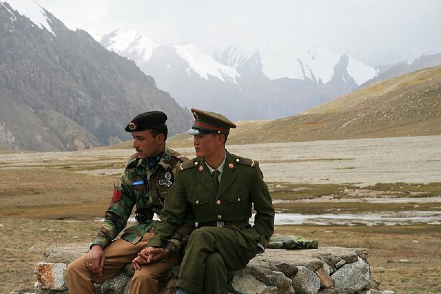 Chinese and Pakistani Border Guards Hold Hands At Khunjerab Pass (PHOTO) HuffPost