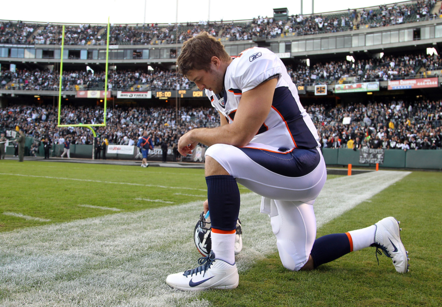 Michigan High School Bans Football Team From Praying On Field Huffpost 1113