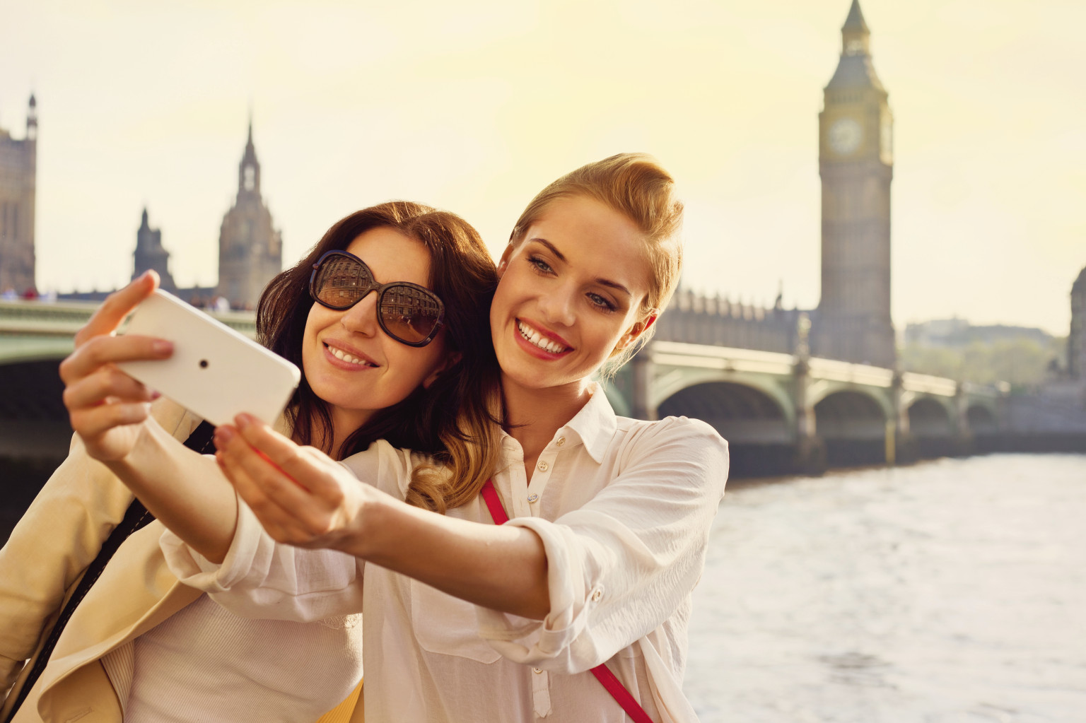 School trip. Друзья в лондоне. Подруги в париже. Великобритания люди. Has linda got friends in london.