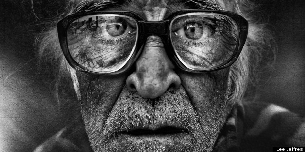 Pour sensibiliser sur la situation des SDF, le photographe Lee Jeffries en fait des portraits saisissants.