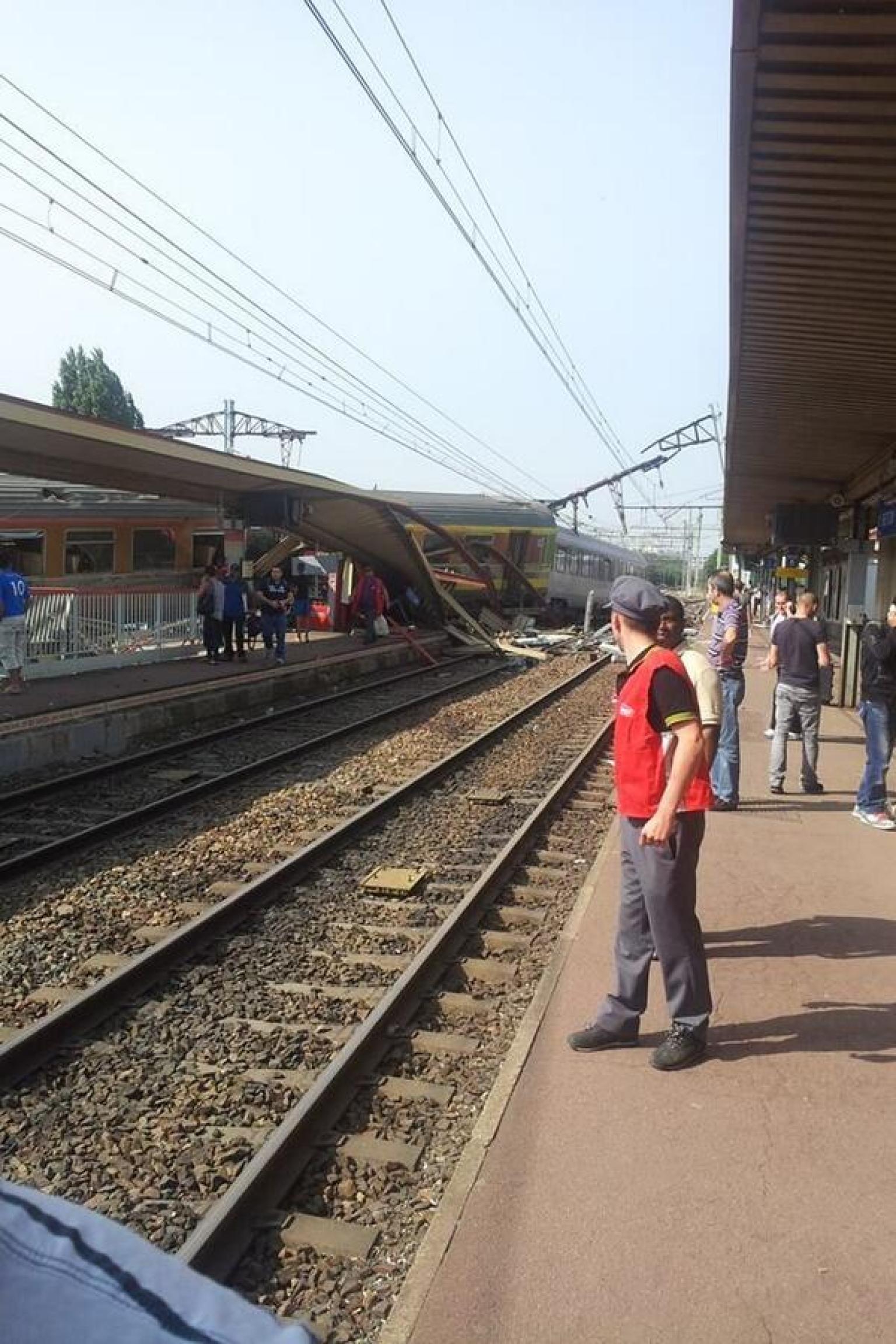 Paris Train Crash At Least 6 Dead After Derailment Near French Capital