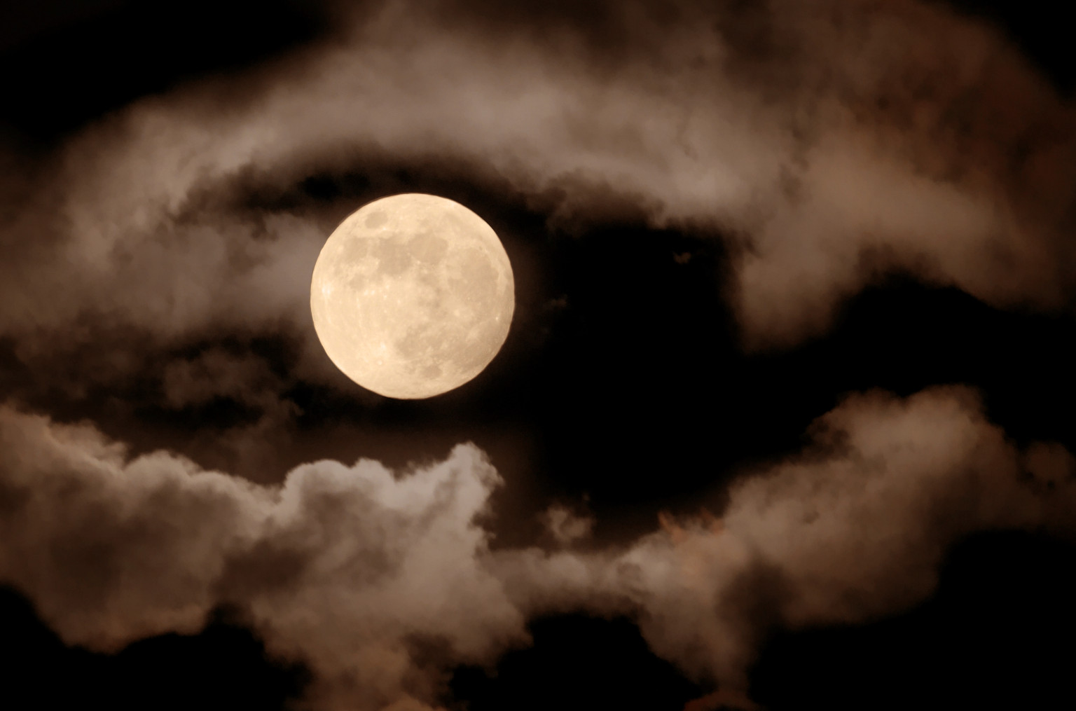 Full Moon Could Spur Bad Sleep, Study Suggests | HuffPost