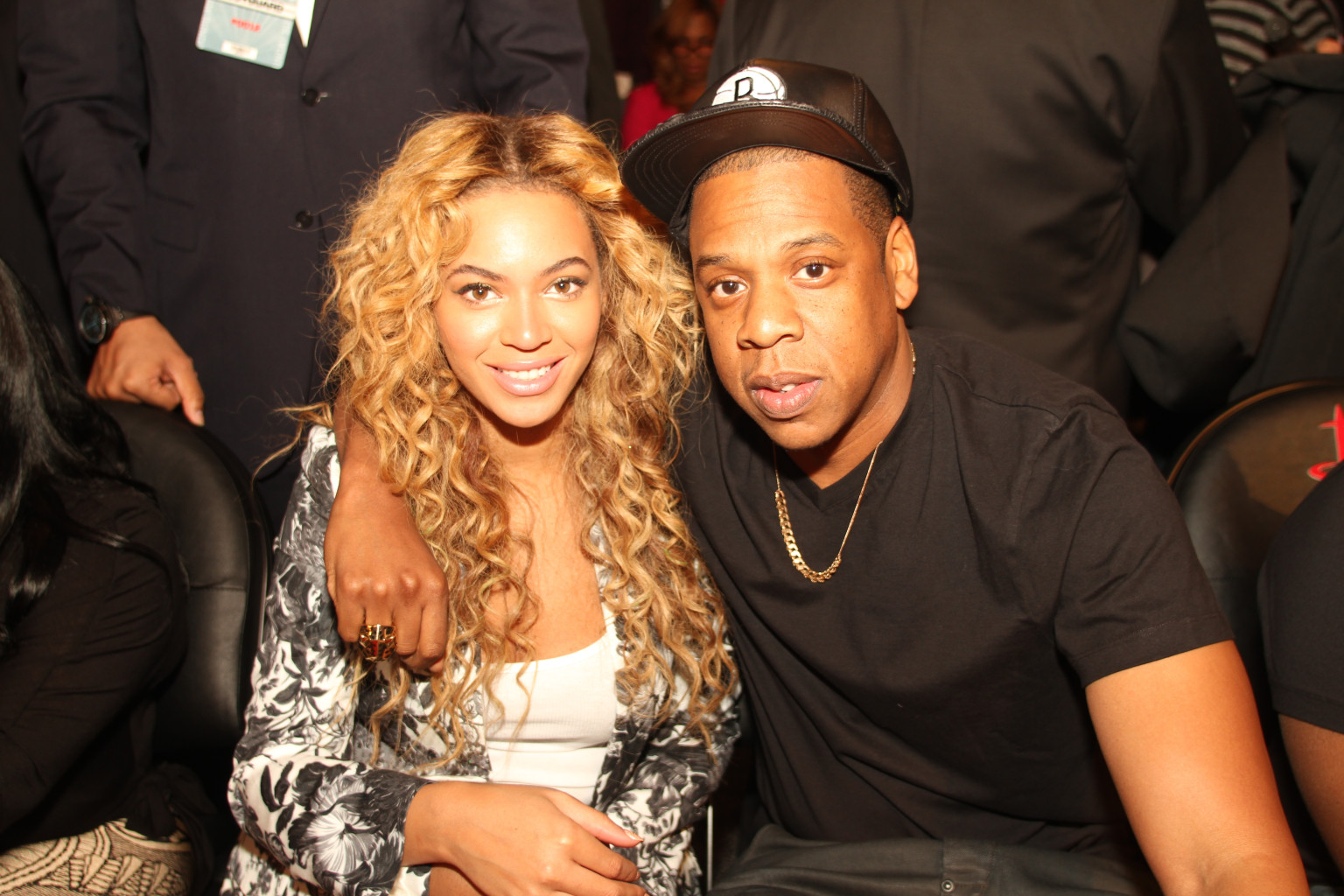 Jay Z Surprises Beyonce With An Onstage Kiss In Philadelphia Huffpost