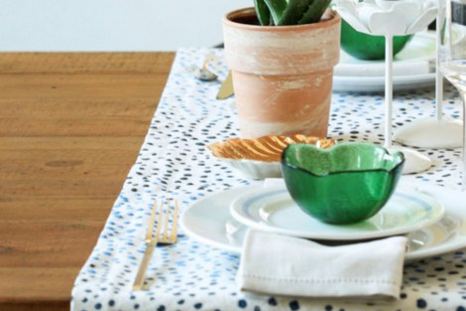 diy-table-runner-idea-is-the-easiest-way-to-make-your-dining-room-look