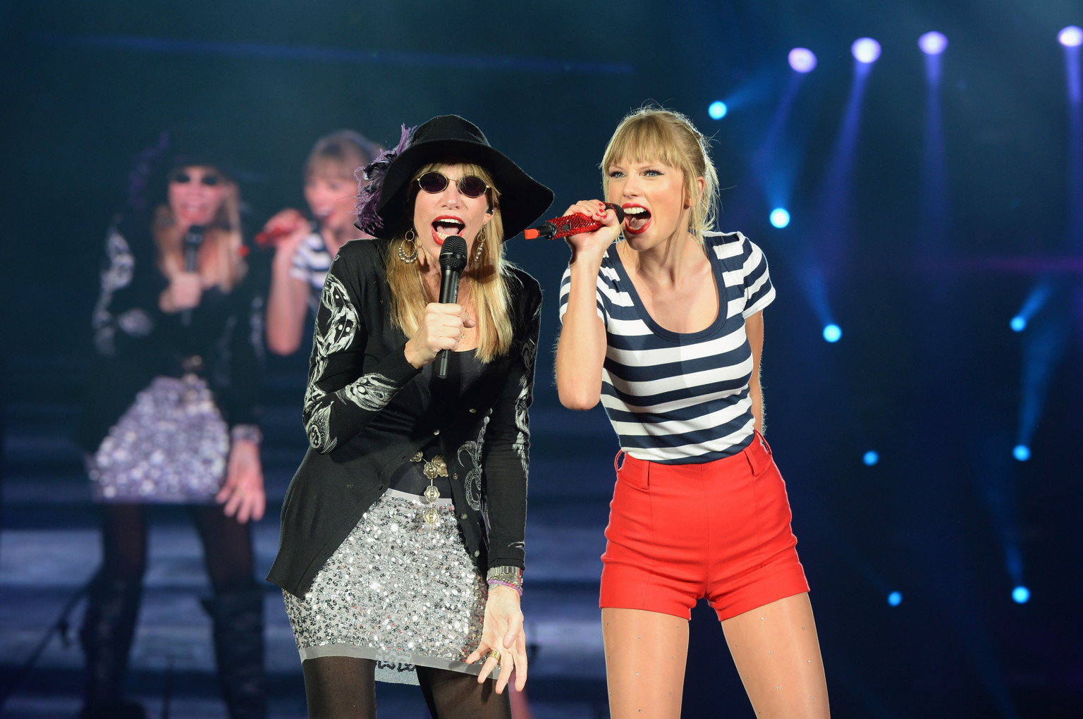 Taylor Swift Brings Carly Simon On Stage To Sing 'You're So Vain' (VIDEO, PHOTOS ...