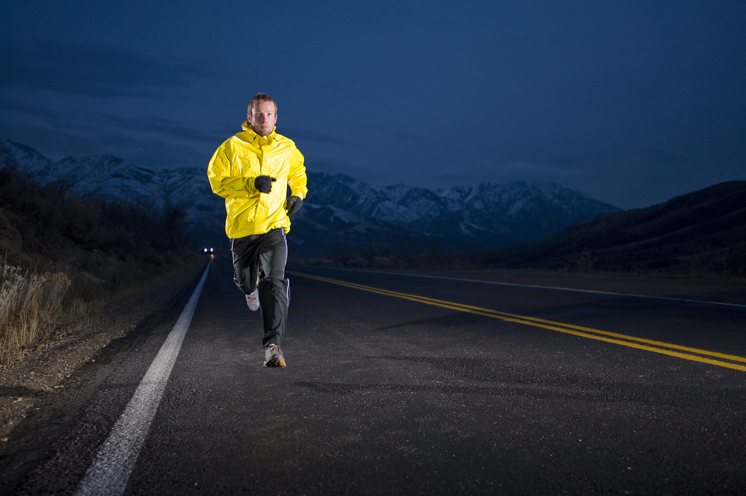 Going running. Вечерняя пробежка. Бегущий человек. Бежит по дороге. Человек бежит по дороге.