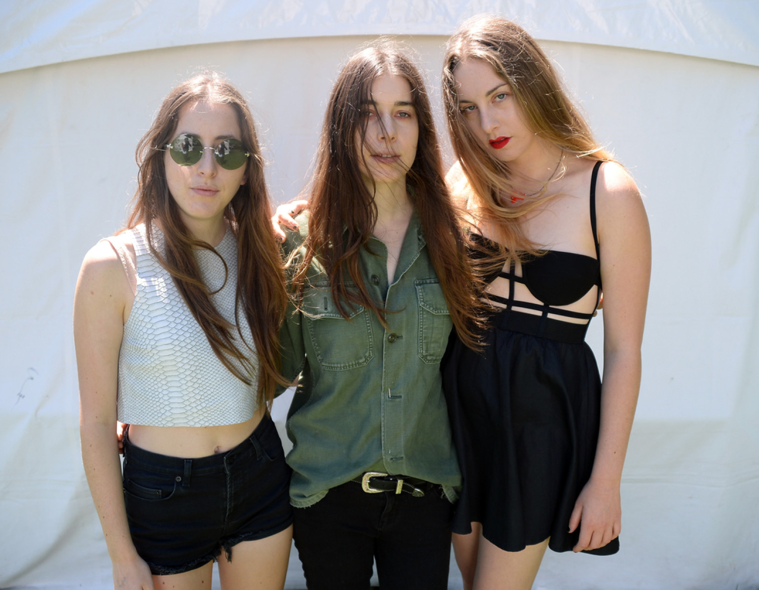Haim #39 s #39 The Wire #39 Video: Sister Trio Breaks Hearts In New Music Video